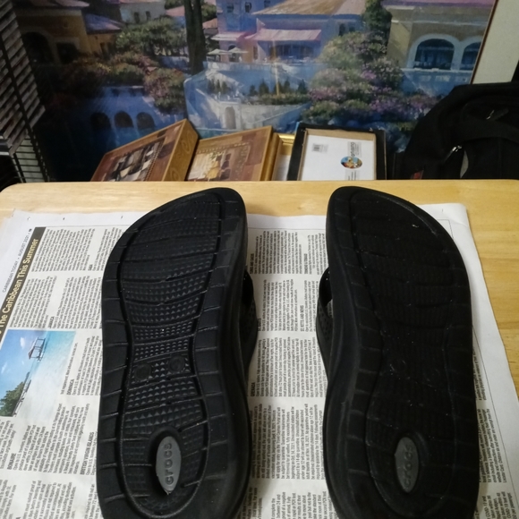 🩴🩴🚂 CROCS SLIPPERS GRAY & BLACK 🌉⛵A FABULOUS GIFT GIVING ITEM.🛍🪭 - Picture 10 of 12